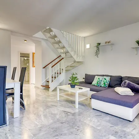 Two-floor Penthouse W/ Tub & Outdoor Terrace شقة