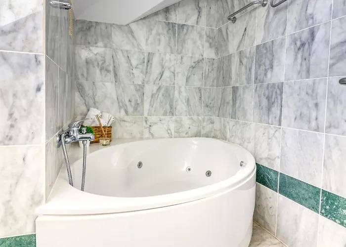 Two-floor Penthouse W/ Tub & Outdoor Terrace شقة أرونا